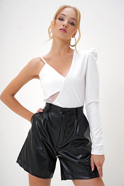 Trend Alaçatı Stili Bluză albă pentru femei, cu decolteu în V, cu mâneci prințesă, cu o singură curea pentru umăr, cu detaliu decupat, cu închidere cu capse în partea de jos ALC-X13101