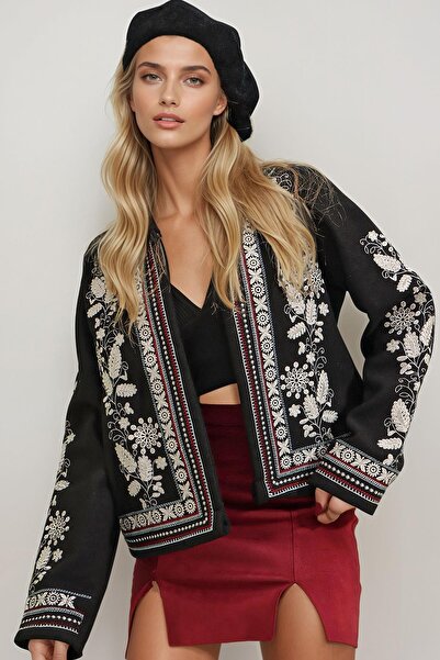 Trend Alaçatı Stili سترة نسائية سوداء بياقة شال مطرزة بتفاصيل مزخرفة طراز Alc...