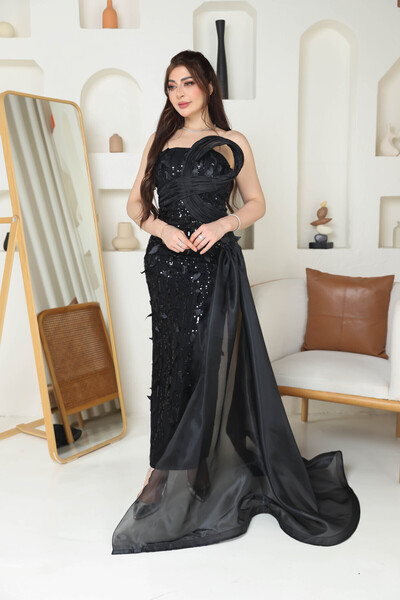 TREN A luxurious black evening dress with shimmering sequins and flowing organza, perfect for special occasions and weddings.