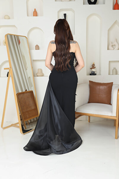 TREN A luxurious black evening dress with shimmering sequins and flowing organza, perfect for special occasions and weddings.