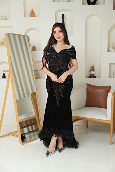TREN A long black evening dress with a draped satin collar and luxurious shimmering leaf embroidery, perfect for parties and elegant occasions.