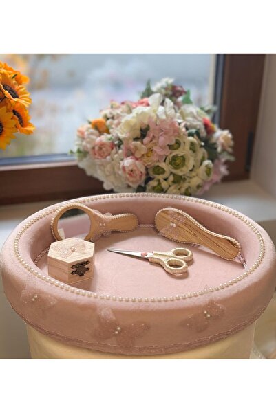 KidsMagazin Tavă roz din catifea cu fluturi pentru ceremonia de tuns