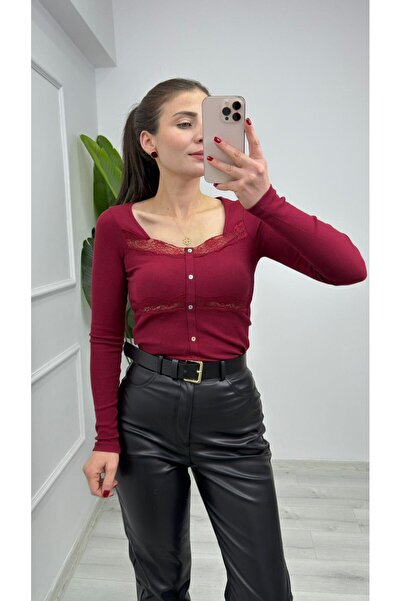 TUNAM BUTİK 4828 بلوزة بتفاصيل الدانتيل والأزرار باللون العنابي