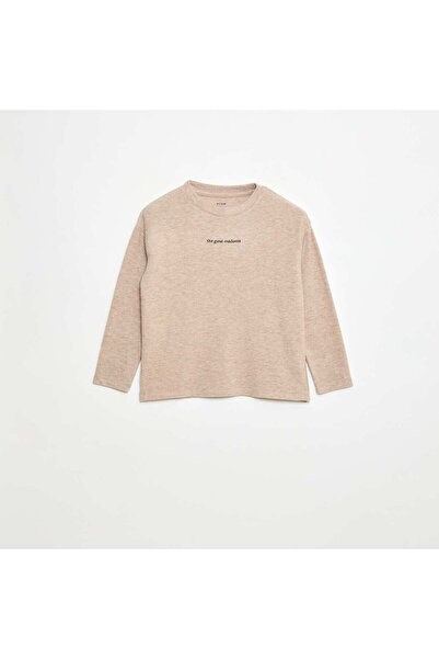 KİABİ تي شيرت فضفاض مع رسمة على الصدر باللون البيج