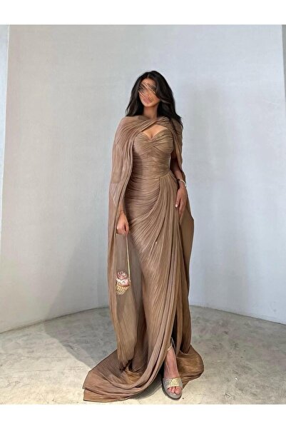 hind fashion Luxurious brown evening dress with elegant, classic embroidery.