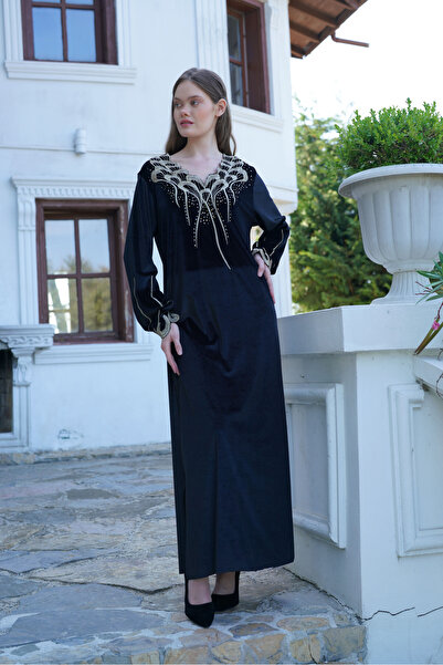 İPEKMOOD فستان مخملي طويل مع تفاصيل مطرزة