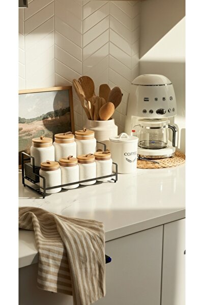 Generic This spice and seasoning storage jar set features a perfect design that adds a stunning touch to your kitchen decor.