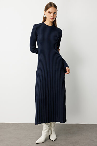 Mizalle Volanlı Etekli Yuvarlak Yaka Lacivert Kaşkorse Uzun Triko Elbise
