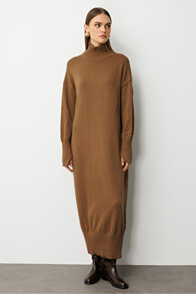 Mizalle Kahve Oversize Dik Yaka Karamel Rengi Uzun Kalın Triko Elbise