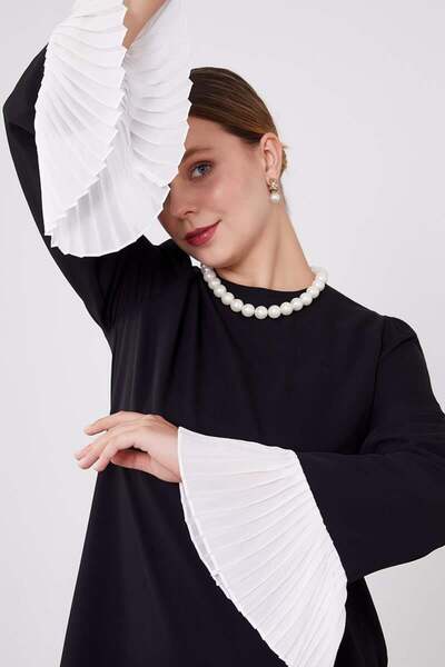 Levidor Μαύρο φόρεμα με πλισέ σιφόν