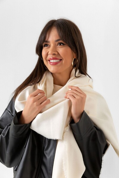 Verahed Ζεστό χειμωνιάτικο χαλάκι ώμου με μαλακή υφή με φούντες μακρύ χαλάκι μονόχρωμο λευκό σάλι 175x70cm