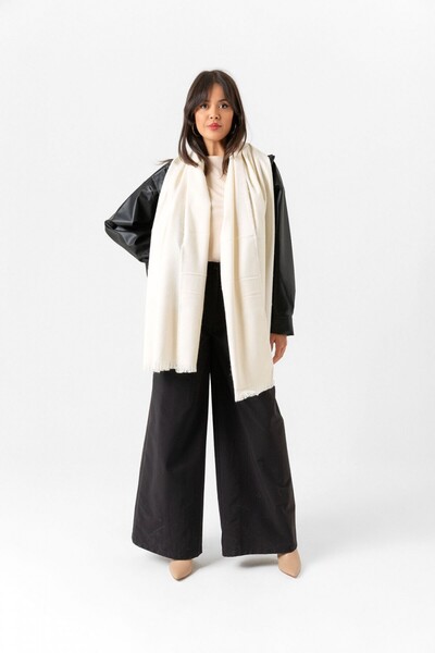 Verahed Ζεστό χειμωνιάτικο χαλάκι ώμου με μαλακή υφή με φούντες μακρύ χαλάκι μονόχρωμο λευκό σάλι 175x70cm