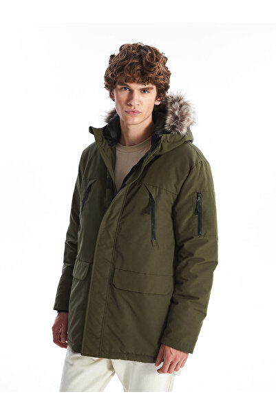 LC Waikiki جاكيت رجالي من نوع كاكي ستاندرد فورم بغطاء رأس