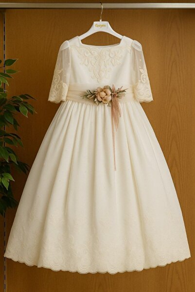 menninas Long lace wedding dress, communion dress