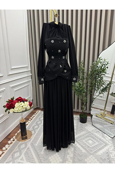 Najd Fashion A sophisticated black evening dress with shimmering embroidery and a flowing waistline – a luxurious and elegant design.