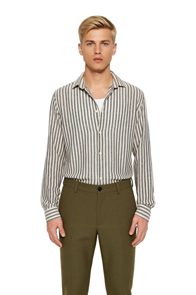 PayBuy Ανδρικό πουκάμισο με ρυθμισμένη εφαρμογή, με ριγέ υφή και μακρυμάνικο, προσφέρει καθημερινή κομψότητα και άνετο στυλ.