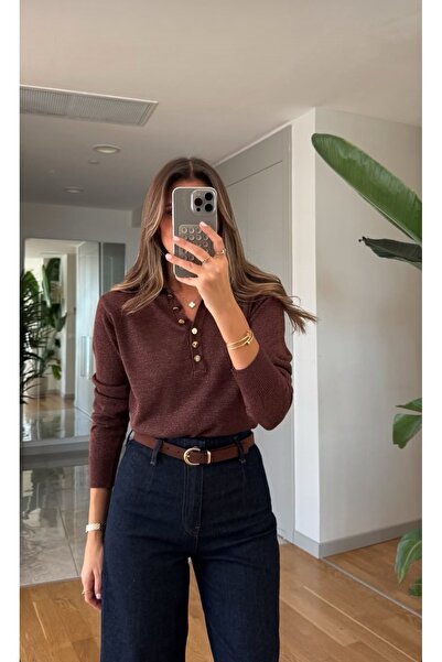 FEMMESTUDIO Kadın Kahverengi Polo Yaka Düğmeli Simli Triko Bluz