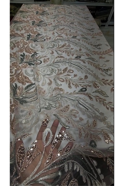 JONADAN Luxurious tulle fabric with intricate hand embroidery, combining elegance and femininity in every thread.