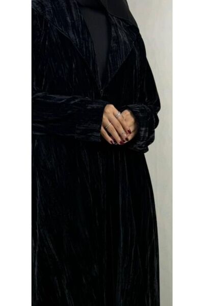 REİNA A fully pleated velvet abaya with a winter blazer cut and a matching headscarf.