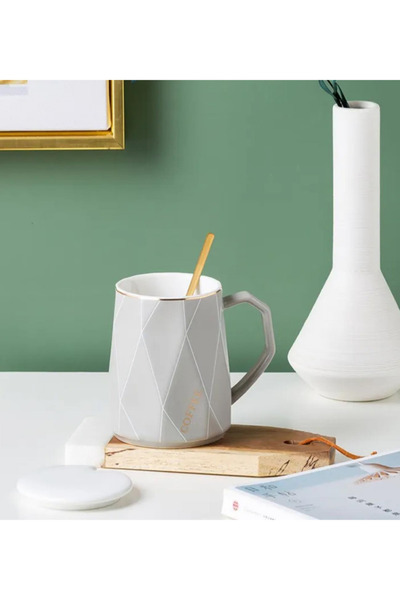 Dörtel Tedarik Modern Ceramic Mug with Geometric Pattern and Gold Spoon and Lid