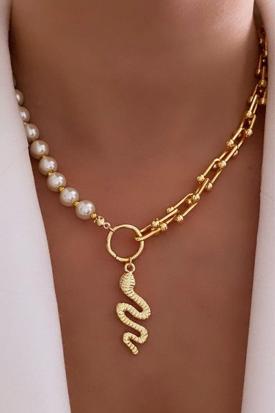 Liveyn Design قلادة ذهبية مع تمثال ثعبان مرصع باللؤلؤ