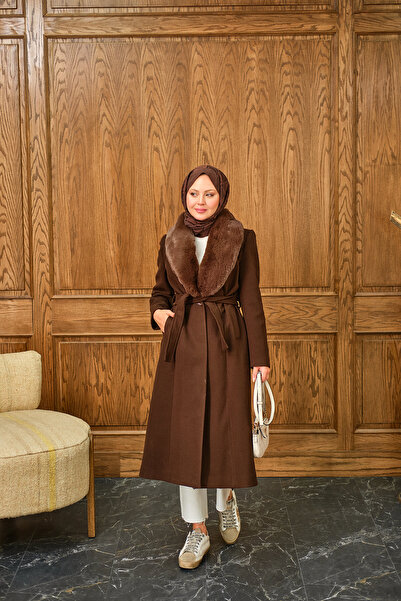 LOCCO Palton de damă cu guler de blană, lungime midi, cu două rânduri de nasturi maro