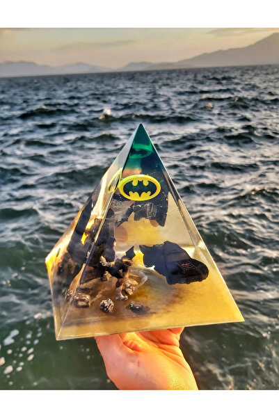 shop Batmobil & Batman Figürlü Işıklı Piramit Reçine Heykel (Uzaktan Kumandal...