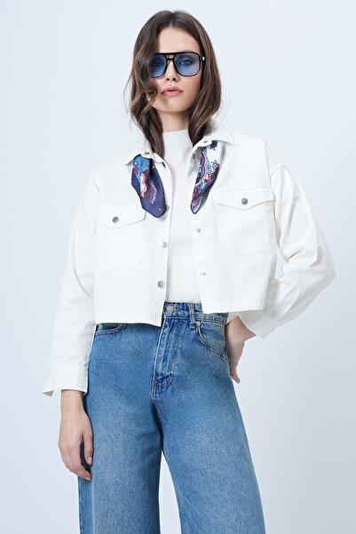 VAGGON Women's White Snap Closure Double Pocket Crop Shirt Vs01505