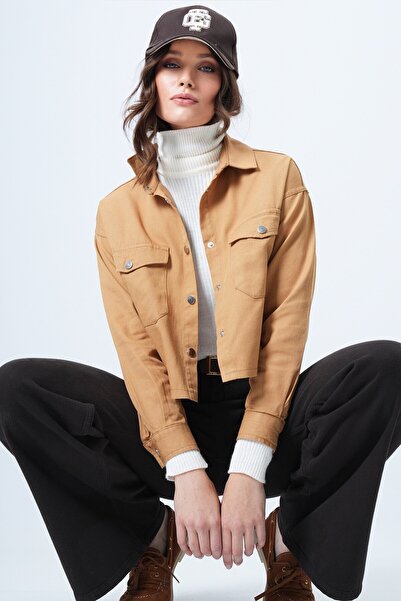 VAGGON Women's Camel Snap Closure Double Pocket Crop Shirt Vs01505