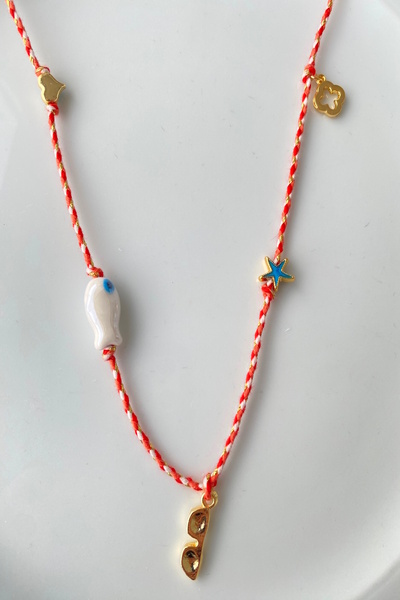 Shepidi قلادة بحبل أحمر على شكل نظارات شمسية بتصميم السفر والإجازات