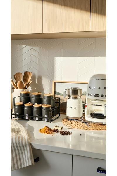 Generic This spice and seasoning storage jar set features a perfect design that adds a stunning touch to your kitchen decor.