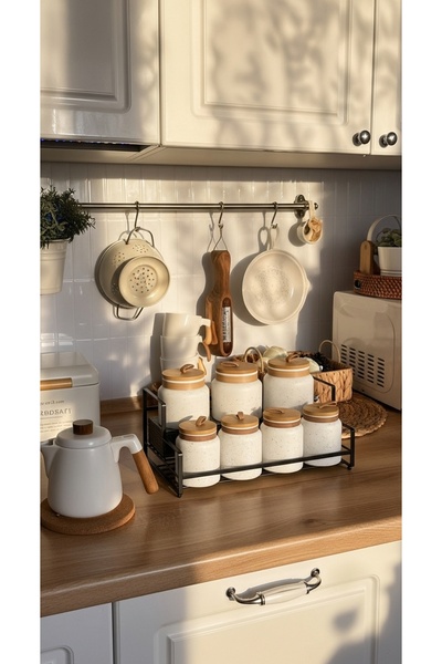 Generic This spice and seasoning storage jar set features a perfect design that adds a stunning touch to your kitchen decor.
