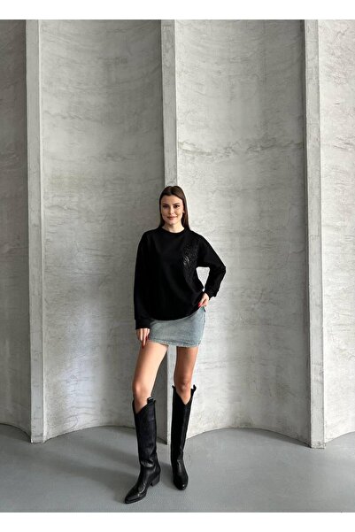 MODA سويت شيرت حريري أسود بنقشة زهور مرصعة بالأحجار