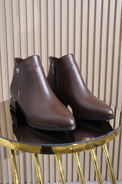 DERİ KABUSU أحذية نسائية لامعة بتفاصيل دقيقة 195