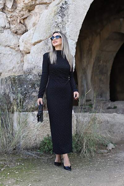 bytugcekaya فستان أسود مطرز بحجر نصف السمكة