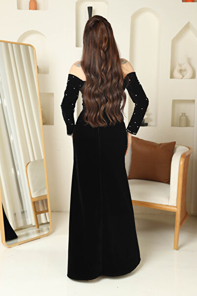 TREN Off-the-shoulder long black evening dress with luxurious pearl beading, long sleeves, velvet fabric, suitable for royal occasions.
