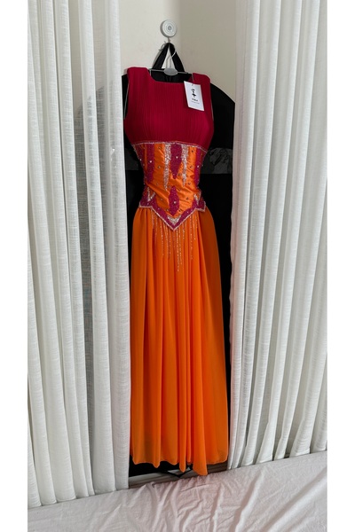 Onila Rima's orange dress is elegant and beautiful, with hand-beaded embroidery.