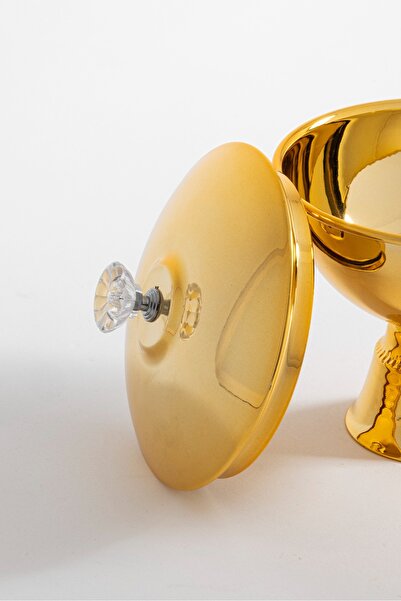 Bin Shihon Date with a golden base and a golden cover