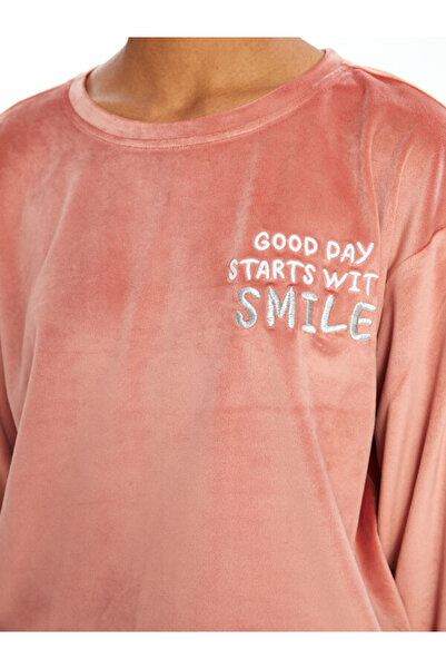 LC Waikiki Σετ γυναικείες πιτζάμες με βελούδινο κέντημα με λαιμόκοψη