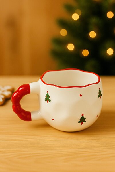 Çağ Seramik Yılbaşı Ağaç Desenli El Yapımı Seramik Kupa – Kırmızı Kulplu Krem Kahve Kupası
