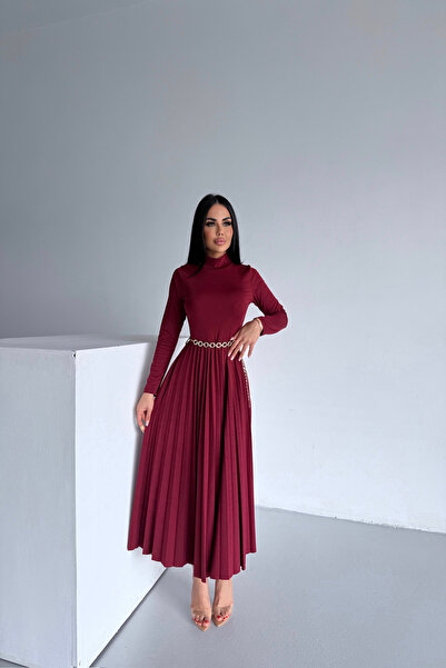 LİLA İSTANBUL Rochie burgundă din tricot cu detaliu de centură cu lanț plisat