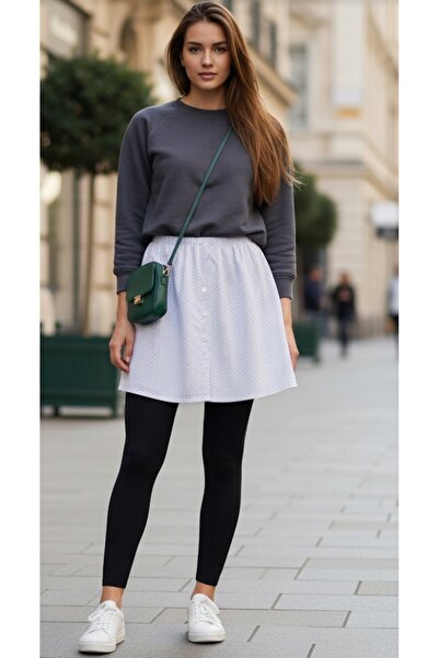 Neşe Erim Beyaz üzerine küçük desenli gömlek etek,tayt üstü etek.