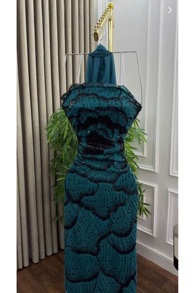 FAKHM AL SAWAR A very elegant dress