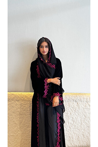 AYA عباية مخملية مع زخرفة إضافية على الجهة الأمامية والأكمام