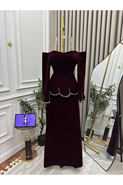 TREN A luxurious off-the-shoulder long evening gown with an elegant, regal design, adorned with sumptuous burgundy wool fabric, perfect for special occasions and parties.