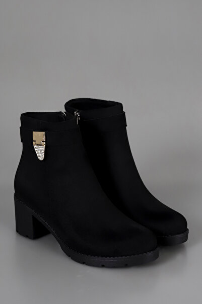 kajal ayakkabı حذاء نصف رقبة ذهبي اللون من BLN 765 مع تفاصيل مشبك حجري معدني