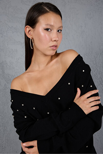 Moda Days بلوزة نسائية سوداء بتفاصيل حجرية على الواجهة وياقة على شكل حرف V