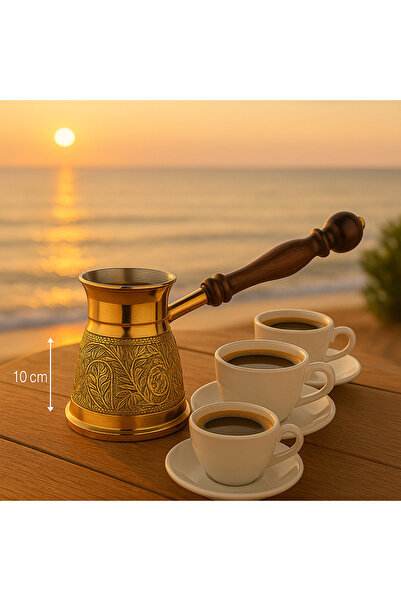 Dania ☕ ركوة قهوة تركية مذهّبة فاخرة بسعة 300 مل – فنجان 3 🥄 ارتفاع 10 سم ✨ نقش يدوي أنيق ومقبض خشبي 🌿