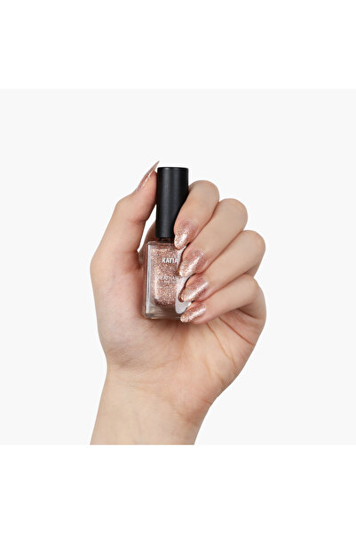 KATIA تنفس أظافرك