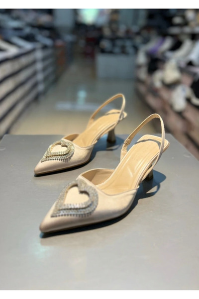 KILIÇ أحذية نسائية مزينة بتفاصيل على شكل قلب ومرصعة بالأحجار